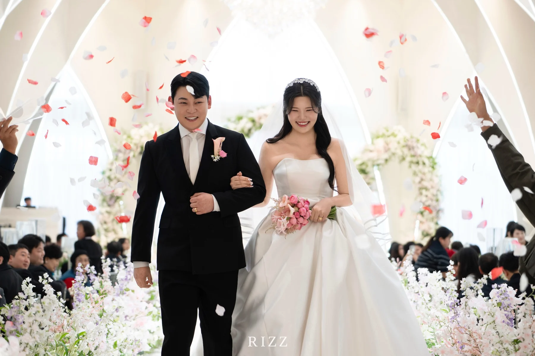 대전 라도무스 · 웨딩 스냅 · 흰 아치 사진 2