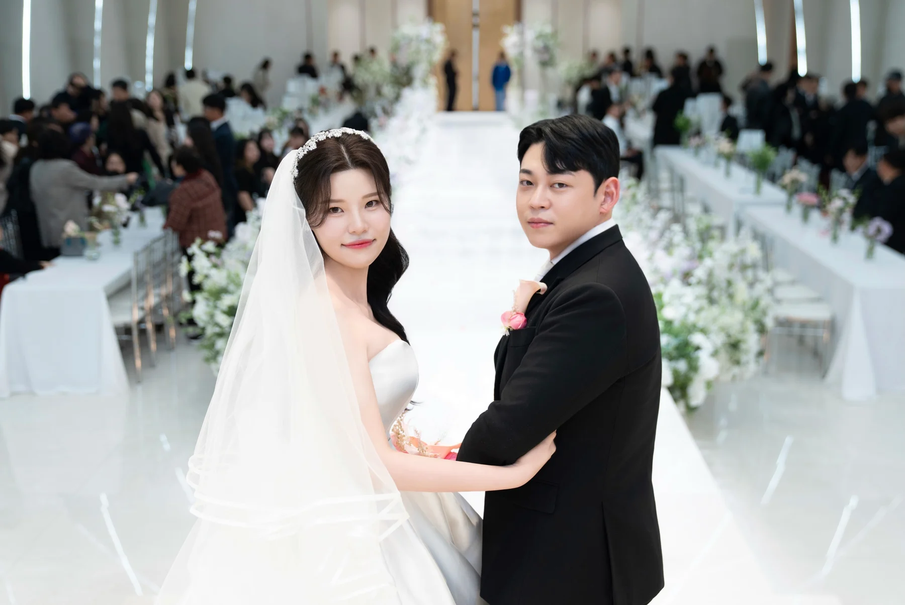대전 라도무스 · 웨딩 스냅 · 흰 아치 사진 3